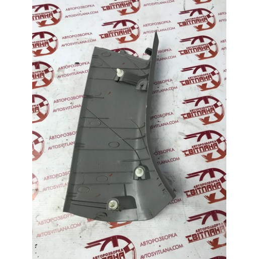 Накладка задньої стійки верхня права Kia Sorento 2002-2009 858653E000